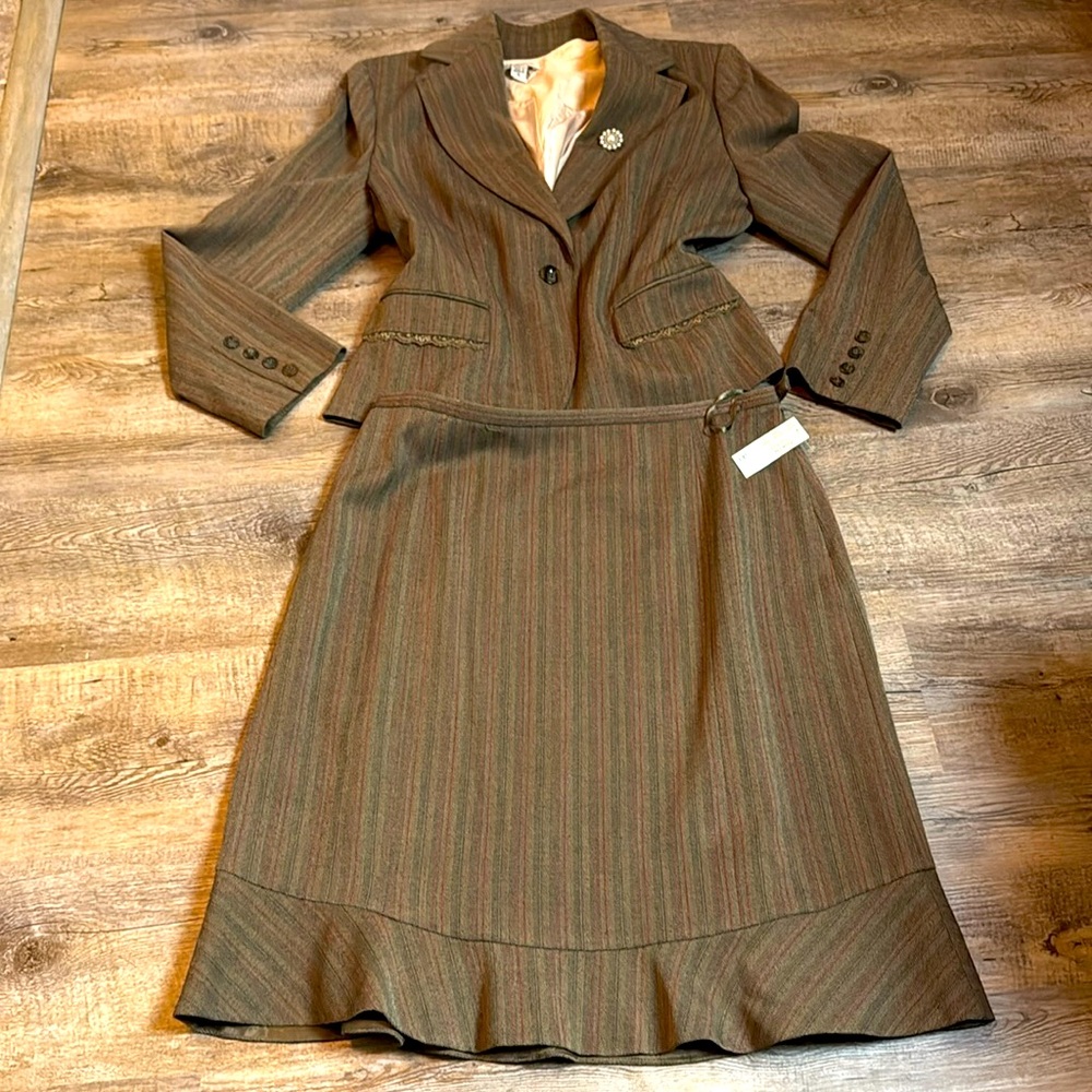 3 piece Amanda Smith, Camisole silk blouse, suit jacket with lace pocket, broach